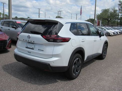 Used 2024 Nissan Rogue SV AWD/4WD image 3