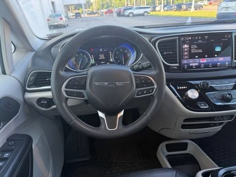 Used 2022 Chrysler Pacifica Touring-L FWD image 25