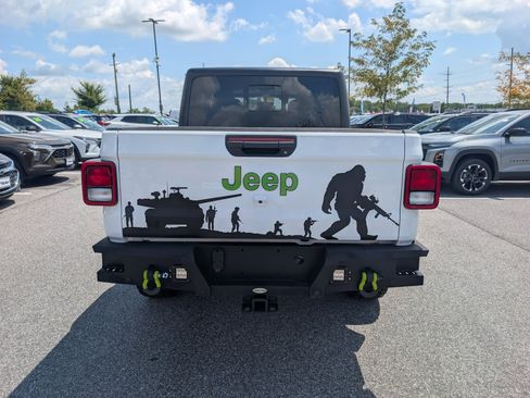 Used 2023 Jeep Gladiator Sport AWD/4WD image 4