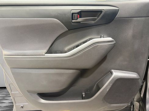 Used 2024 Toyota Highlander LE AWD/4WD image 21