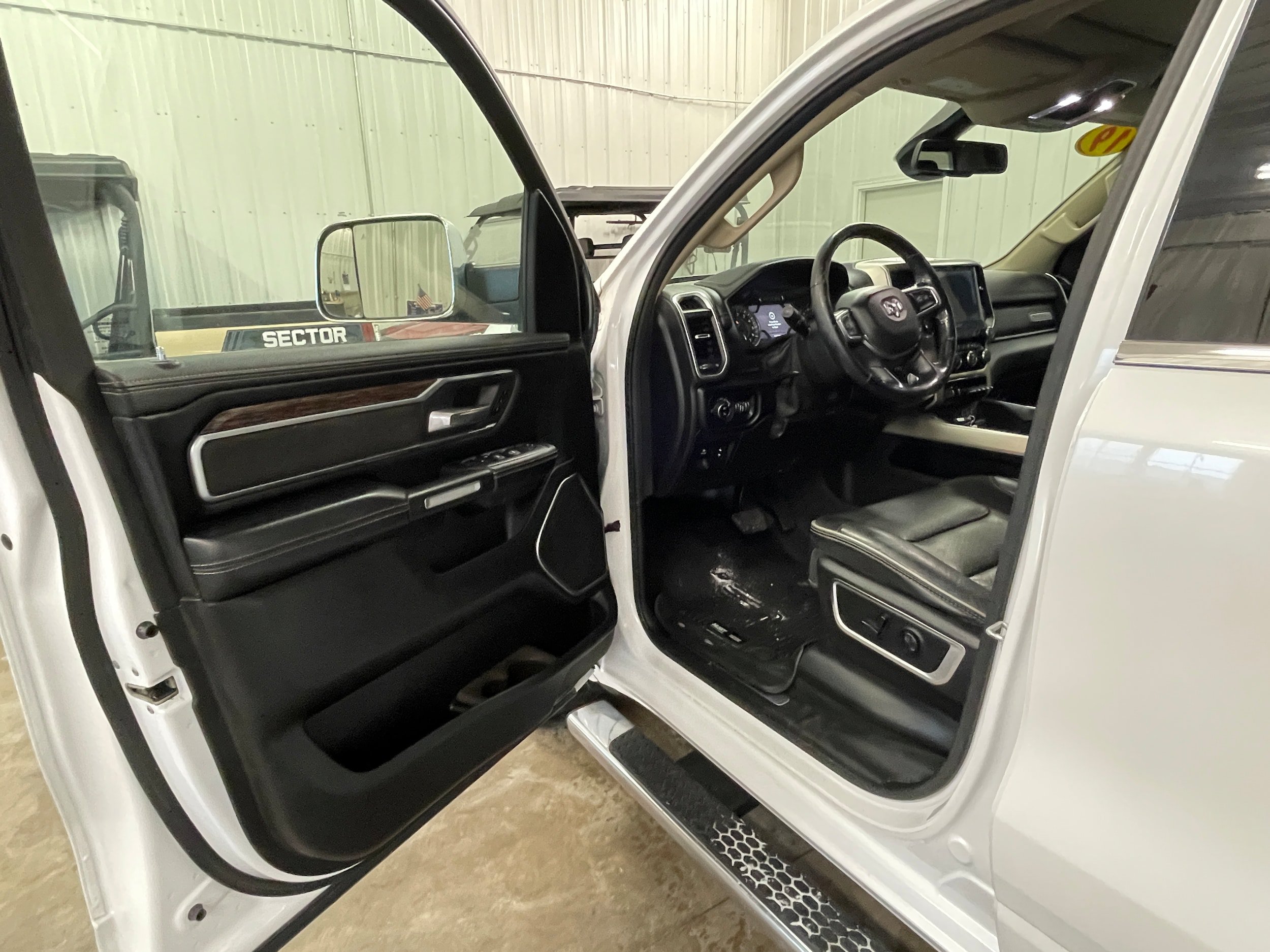 Used 2019 RAM 1500 Laramie AWD/4WD image 9