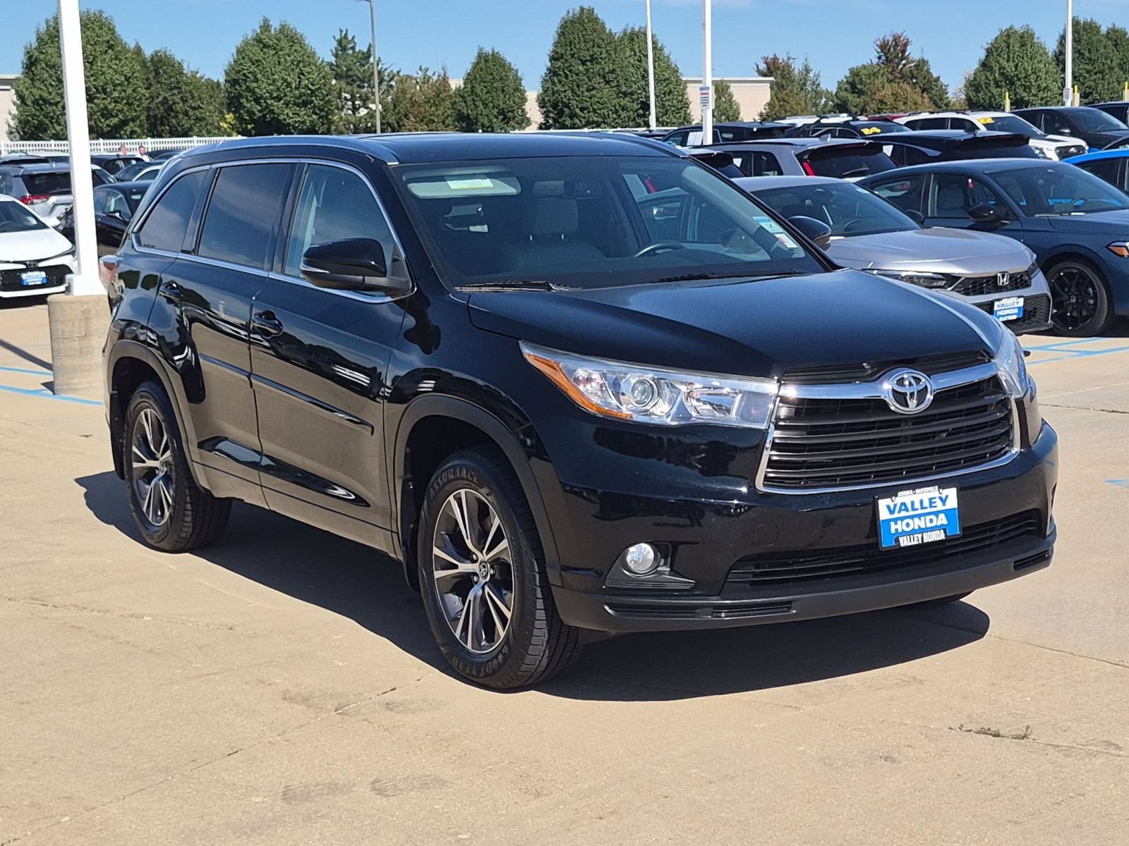 Used 2016 Toyota Highlander XLE AWD/4WD image 4