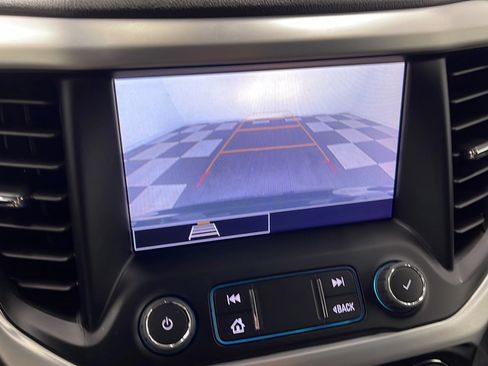 Used 2023 GMC Acadia SLE w/ Driver Convenience Package FWD image 9