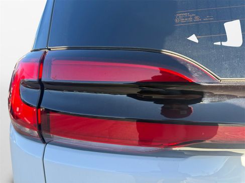 Used 2023 Chrysler Pacifica Limited w/ Uconnect Theater Family Group image 21