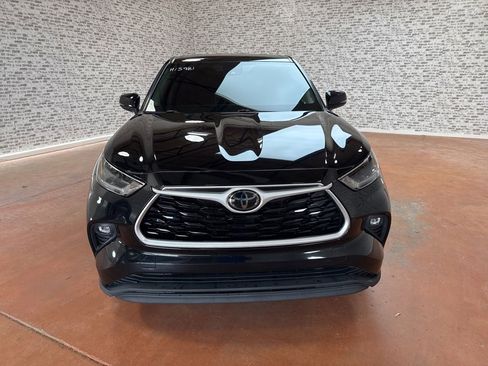 Used 2021 Toyota Highlander LE image 2
