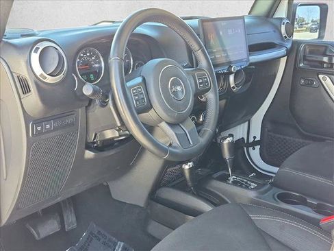 Used 2017 Jeep Wrangler Unlimited Rubicon w/ Connectivity Group AWD/4WD image 10