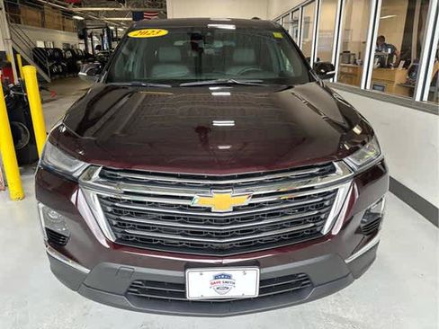 Used 2023 Chevrolet Traverse LT image 2
