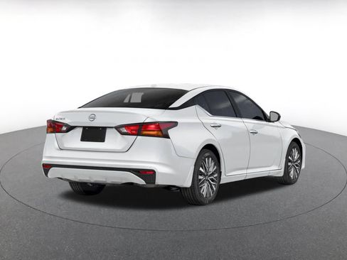 Used 2025 Nissan Altima 2.5 SV FWD image 2