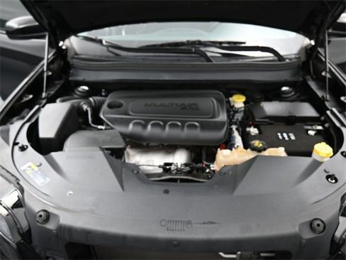 Used 2019 Jeep Cherokee Latitude w/ Cold Weather Group image 33