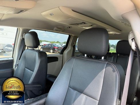 Used 2015 Chrysler Town & Country Touring FWD image 9