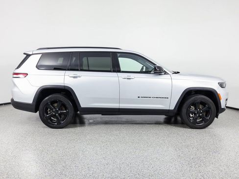 Used 2023 Jeep Grand Cherokee L Laredo image 9