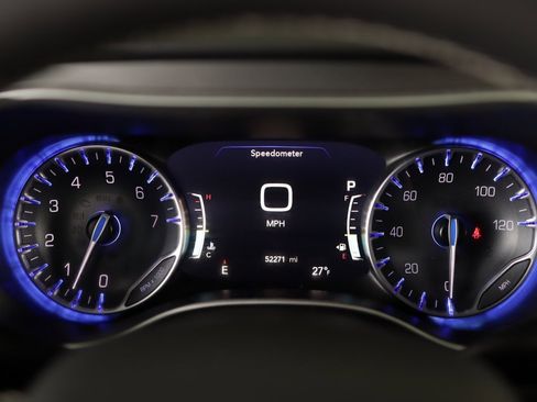 Used 2024 Chrysler Pacifica Touring-L image 11