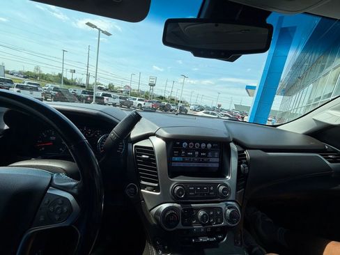 Used 2019 Chevrolet Suburban Premier w/ Premier Plus Edition image 9