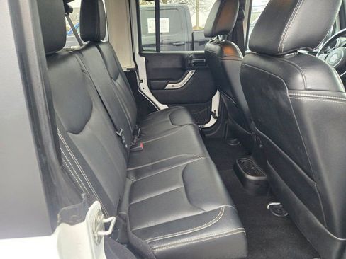 Used 2017 Jeep Wrangler Unlimited Sahara w/ Connectivity Group image 9