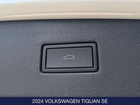 Used 2024 Volkswagen Tiguan SE AWD/4WD image 28