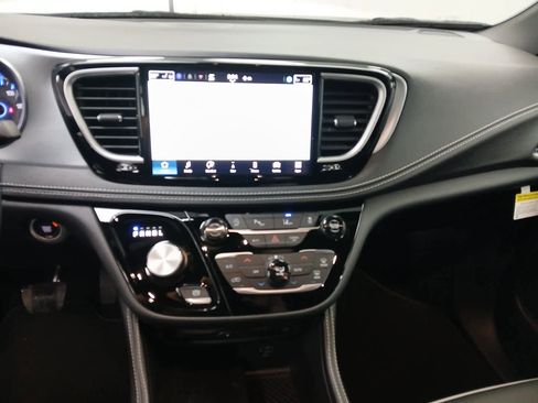 New 2026 Chrysler Pacifica Limited w/ Uconnect Theater Family Group image 10