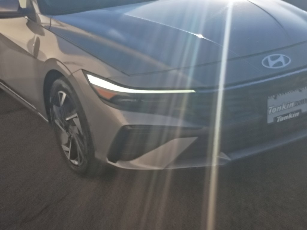 Certified 2025 Hyundai Elantra Limited FWD image 12