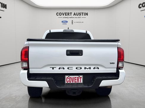 Used 2017 Toyota Tacoma TRD Sport w/ Tow Package image 4