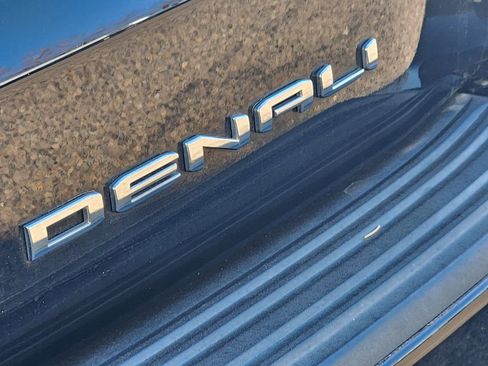Used 2021 GMC Yukon Denali w/ Denali Premium Package image 12