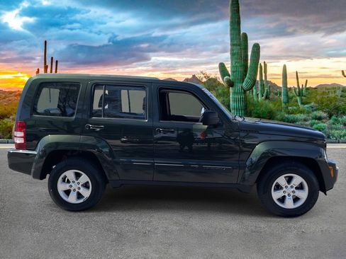 Used 2011 Jeep Liberty Sport image 2