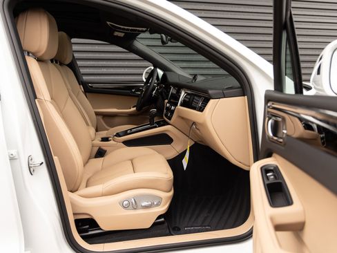 Certified 2026 Porsche Macan AWD/4WD image 32