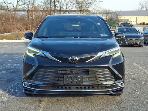 New 2026 Toyota Sienna Platinum image 2