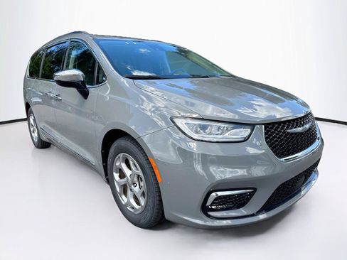 Used 2023 Chrysler Pacifica Limited FWD image 7