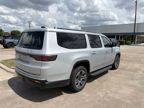 Used 2024 Jeep Wagoneer L Series II RWD image 5