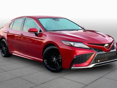 Used 2023 Toyota Camry XSE FWD image 3