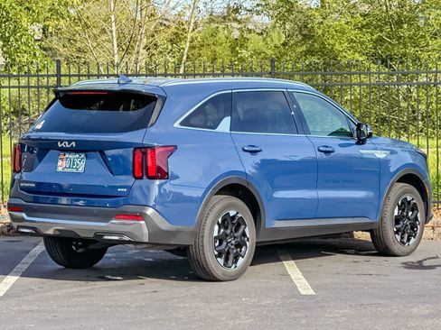 Used 2025 Kia Sorento S w/ Panoramic Sunroof Package image 3