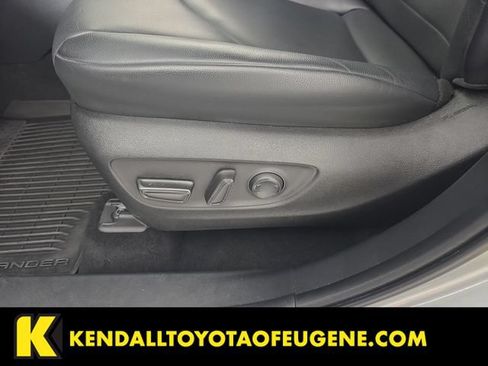 Used 2022 Toyota Highlander XLE AWD/4WD image 23