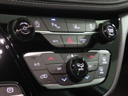 New 2026 Chrysler Pacifica Limited image 27