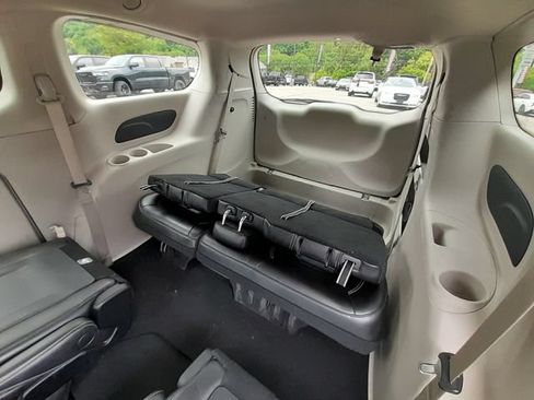 Used 2023 Chrysler Pacifica Touring-L FWD image 46