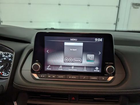 Used 2025 Nissan Rogue S AWD/4WD image 19