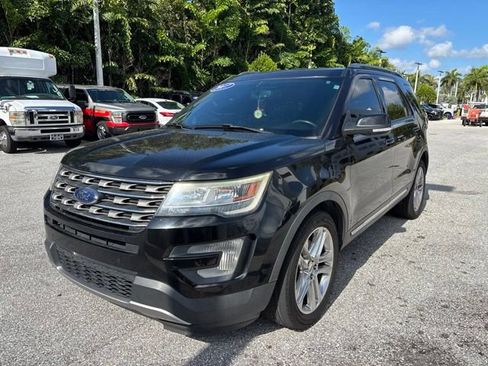 Used 2017 Ford Explorer XLT w/ Equipment Group 202A FWD image 5