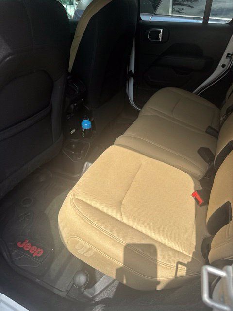Used 2020 Jeep Wrangler Unlimited Sahara AWD/4WD image 9