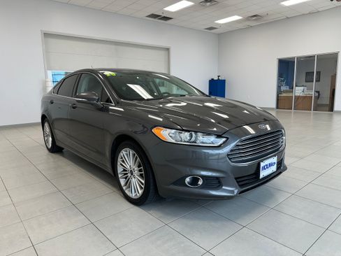 Used 2016 Ford Fusion SE w/ Equipment Group 202A FWD image 4