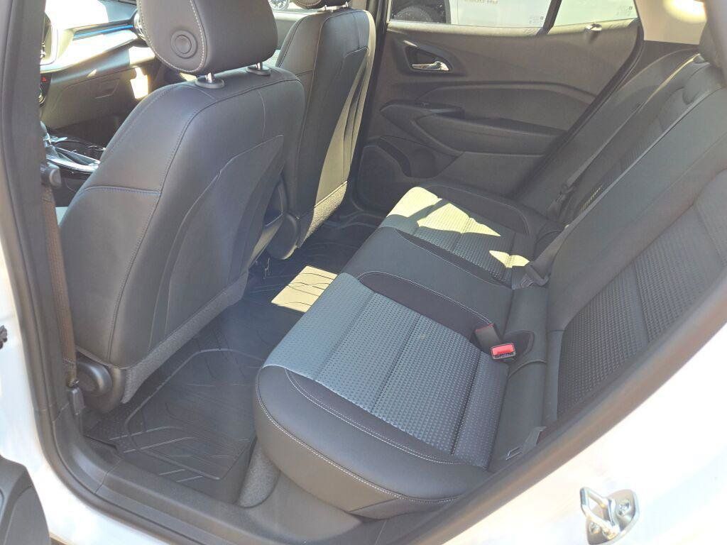 Used 2026 Chevrolet Trax LT w/ LT Convenience Package FWD image 22