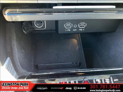 Used 2024 Jeep Wagoneer L Series II w/ Flexible Seating Group AWD/4WD image 16