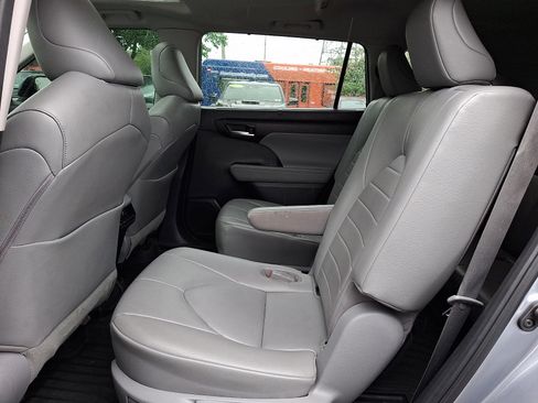 Used 2023 Toyota Highlander XLE FWD image 11