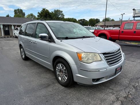 Used 2009 Chrysler Town & Country Limited w/ Entertainment Group #3 FWD image 4