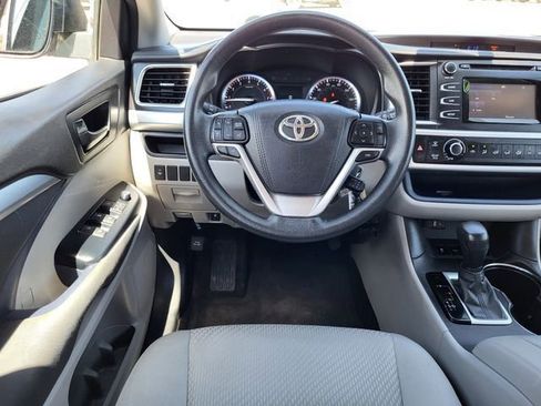 Used 2016 Toyota Highlander LE AWD/4WD image 26