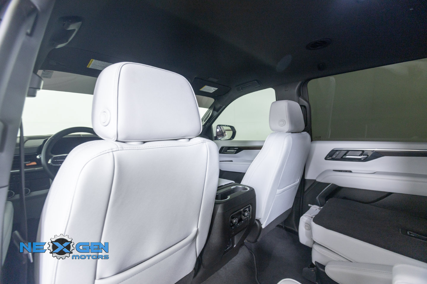 Used 2025 Chevrolet Suburban Premier AWD/4WD image 29