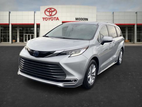Used 2021 Toyota Sienna Limited image 1
