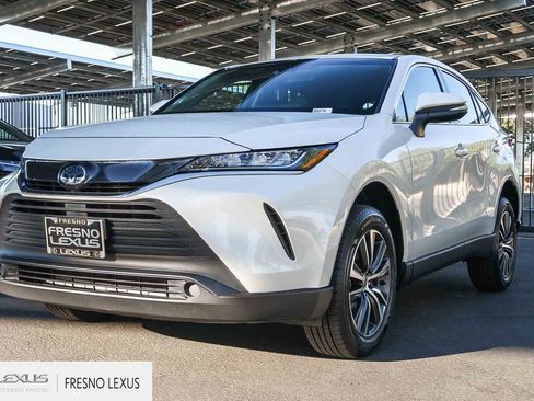 Used 2022 Toyota Venza LE image 3