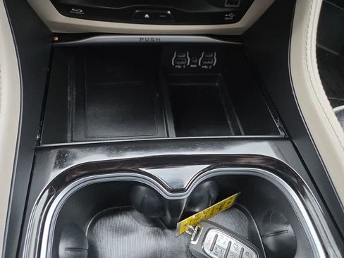 Used 2023 Chrysler Pacifica Limited w/ Uconnect Theater Family Group image 15