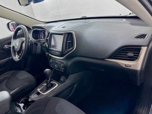 Used 2015 Jeep Cherokee Latitude w/ Comfort/Convenience Group FWD image 29