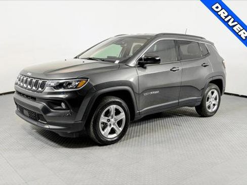 Used 2023 Jeep Compass Latitude image 2