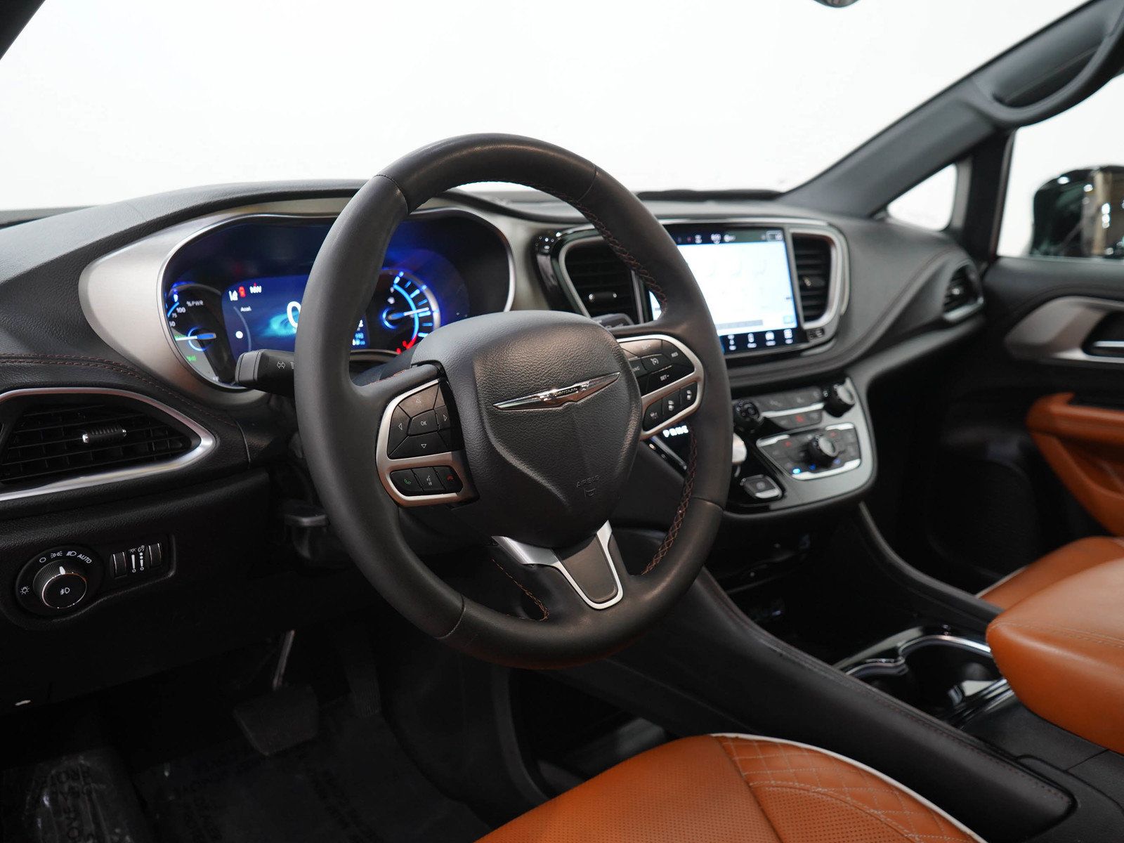 Used 2025 Chrysler Pacifica Pinnacle FWD image 26
