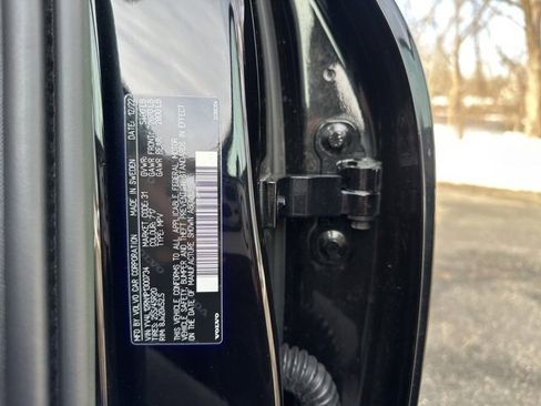 Certified 2023 Volvo XC60 B5 Plus image 32